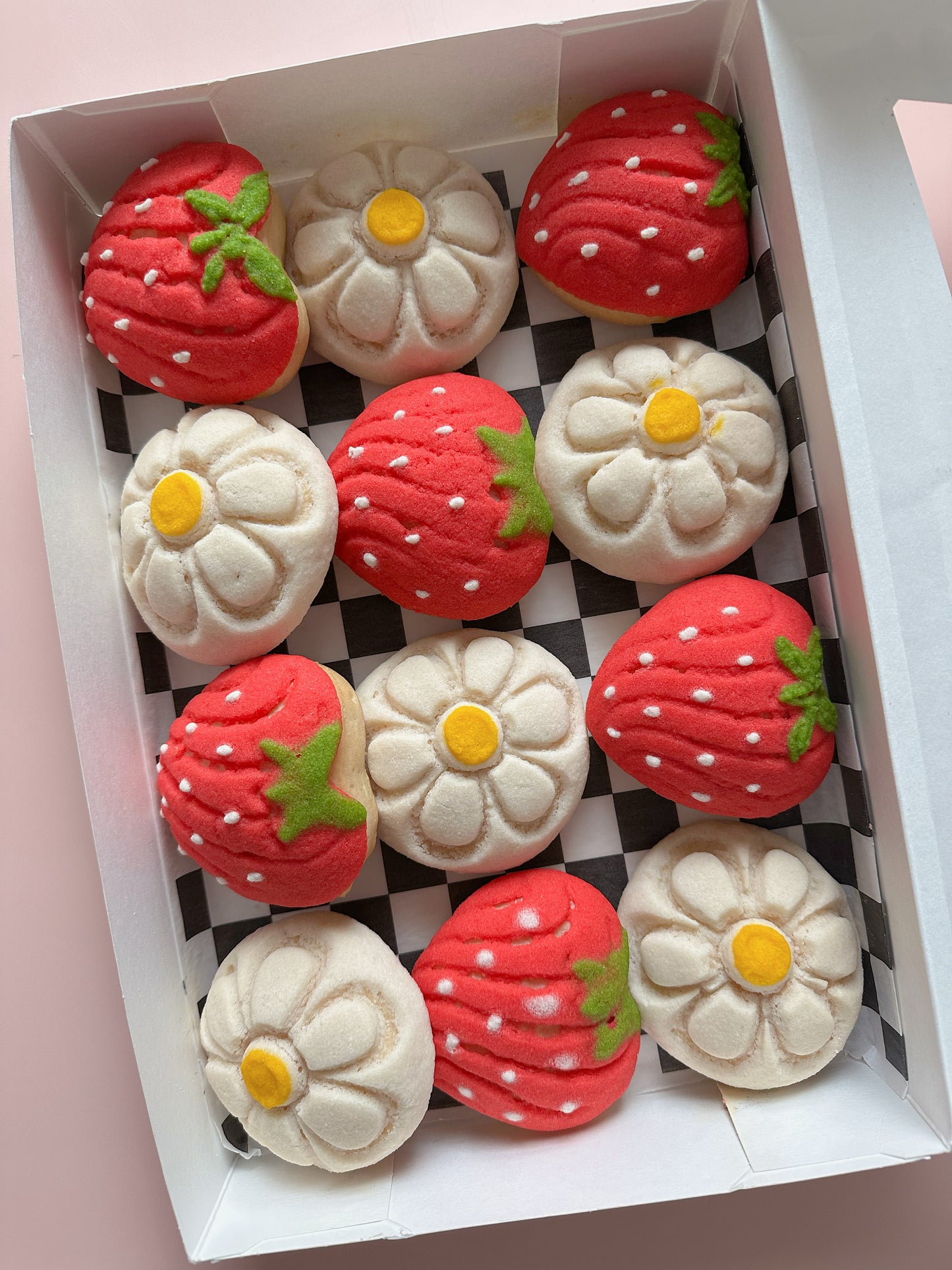 Strawberry & Daisy Mini Conchas (Pack of 12)